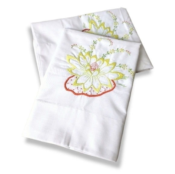 Pair Vintage Wabasso Embroidered Pillowcases - Picture 1 of 13